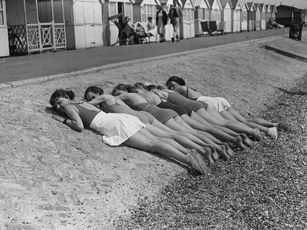 Varias jóvenes, tomando el sol./GETTY