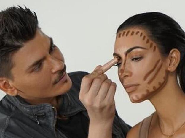 Kim Kardashian junto a su maquillador.