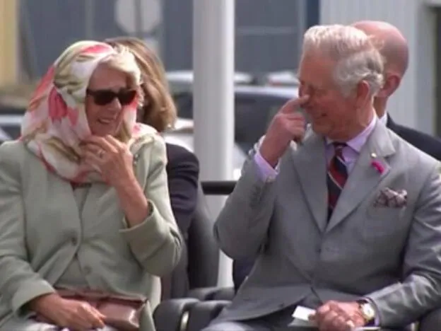 Camilla y el príncipe Carlos en medio del inoportuno ataque de risa./D.R.