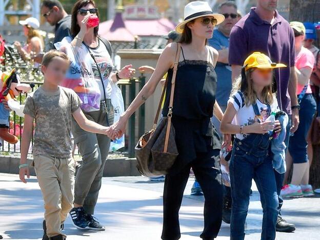 Angelina Jolie con sus hijos Vivienne y Knox.