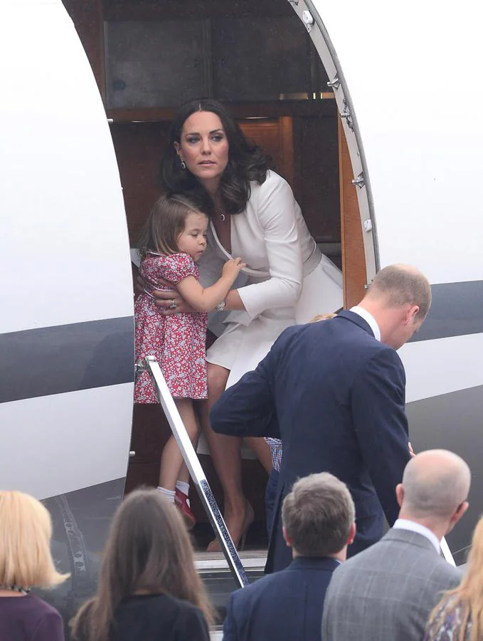 Kate Middleton y su hija en el aeropuerto de Varsovia