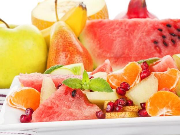 Uno de los errores que cometemos es hincharnos a fruta, pero ¡ojo! no conviene comer más de 4 o 5 raciones al día por su alto contenido en azúcares./Gtres