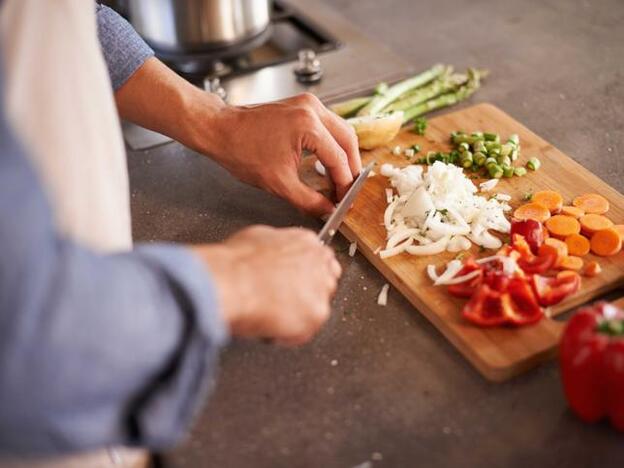 Hombre preparando la comida/getty