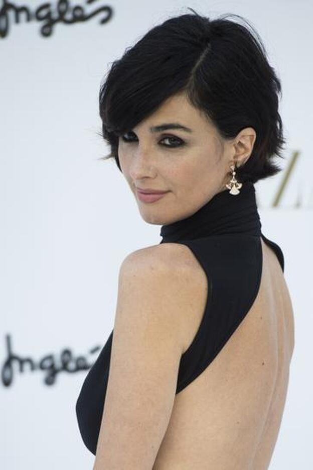 Paz Vega luce este verano su corte pixie ya crecido, con flequillo lateral largo.