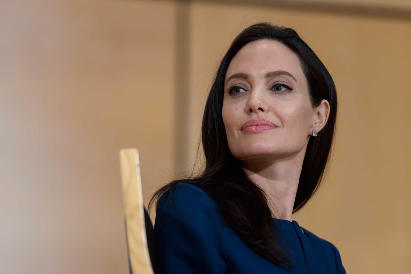 Angelina Jolie - Colecciona puñales y pilota aviones