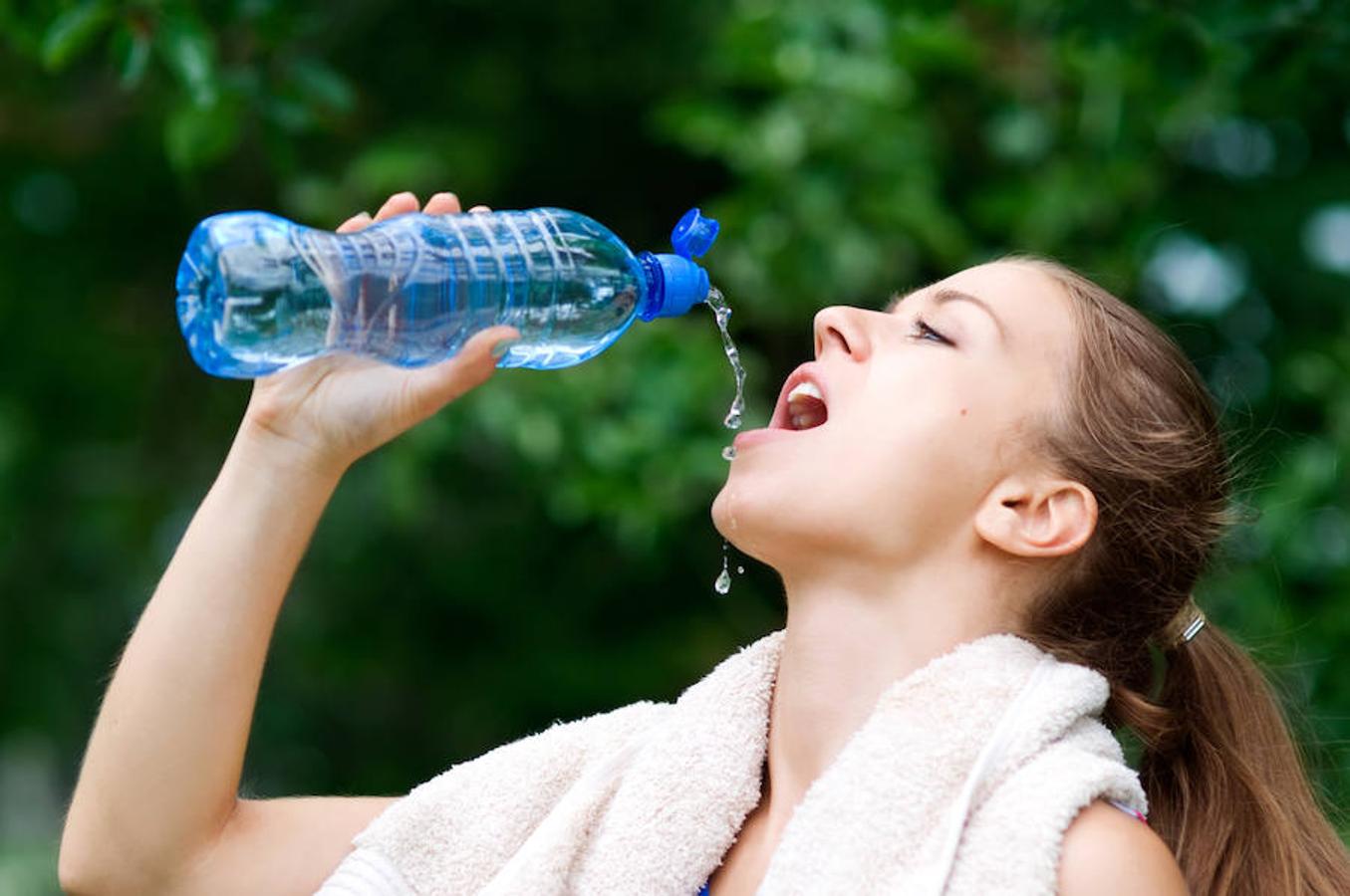 Alimentos para combatir el estreñimiento: agua, mucha agua