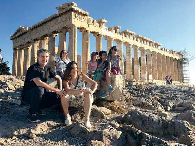 La familia posa ante la Acrópolis de Atenas./d. r.
