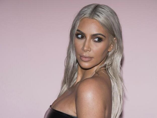 Kim Kardashian con su nuevo look: un rubio platino casi gris./Gtres