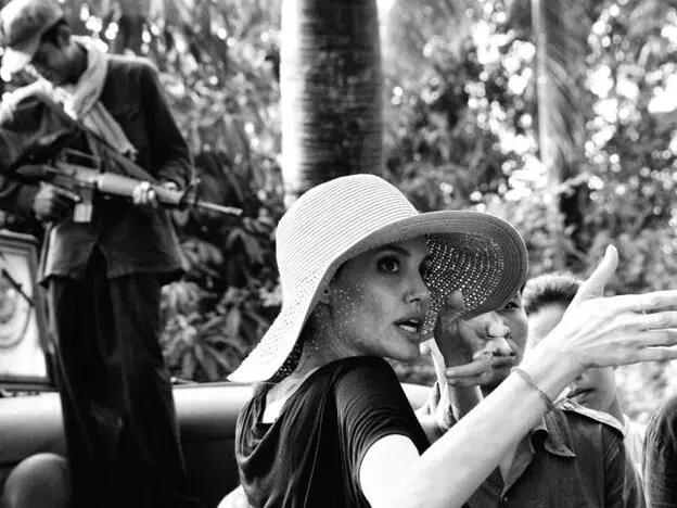 La actriz, Angelina Jolie, durante el rodaje de la película 'Se lo llevaron: recuerdos de una niña camboyana'/netflix