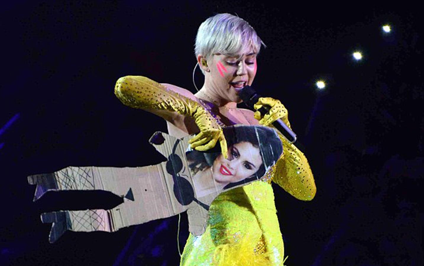 Miley Cyrus y Selena Gómez: 'FU'