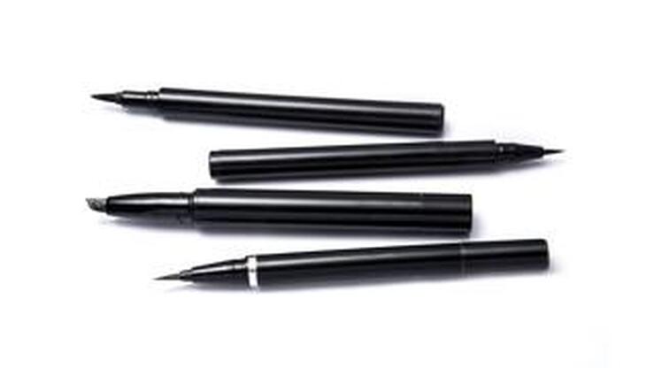 Lápices y eyeliners negros para un 'cat eye' perfecto