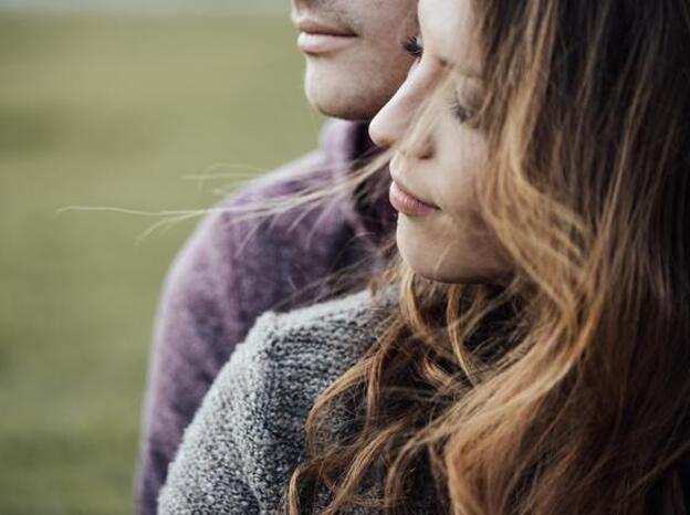 Una pareja, enamorada./ADOBE STOCK