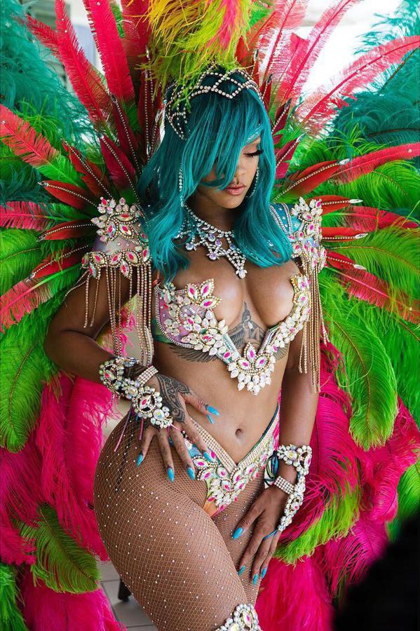 Más Rihanna y con menos ropa que nunca en su Barbados natal