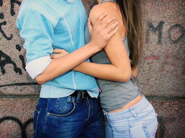 una pareja de novios adolescentes./adobe stock