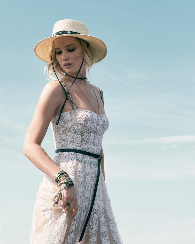 Jennifer Lawrence, con vestido en tul bordado, sombrero, y cinturón de la Colección Crucero de Dior. Las joyas también son de la firma.