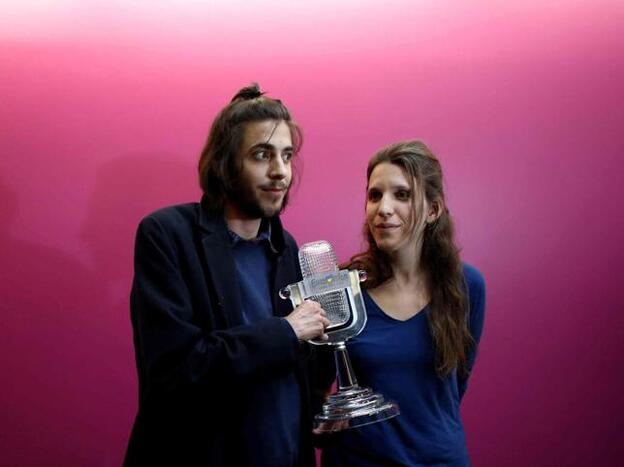 Salvador y Luisa Sobral con el trofeo de Eurovisión./cordon press.