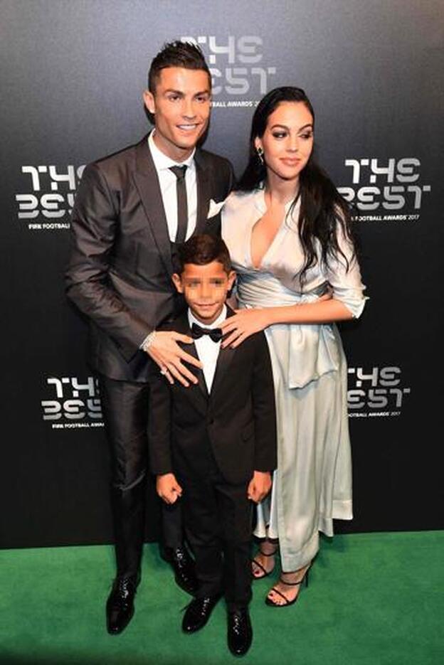 Cristiano Ronaldo posa co Gerogina Rodríguez y Cristiano Jr. en los Premios The Best.