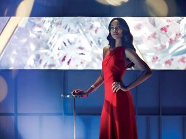 Zoe Saldana, radiante con un vestido rojo.