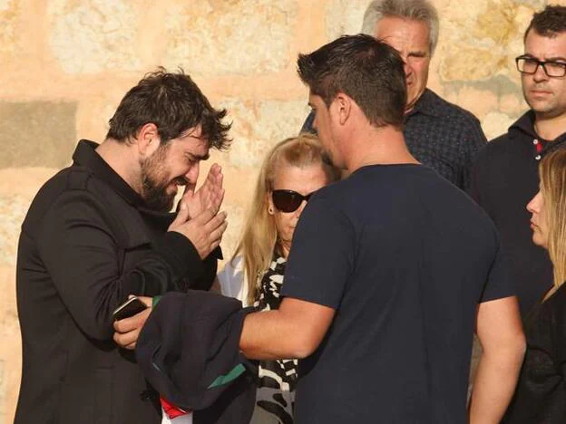 Antonio Orozco, roto de dolor en el funeral de la madre de su hijo