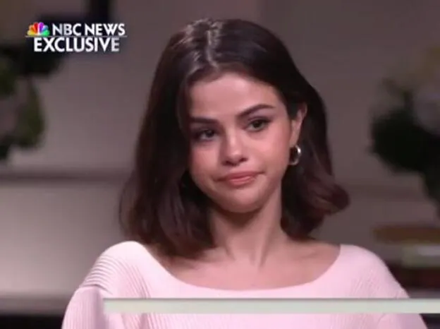 Selena Gomez ciompungida durante la entrevista en la NBC./twitter.