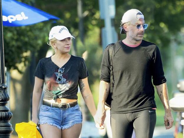 Lady Gaga y su novio Christian Carino./GTRES