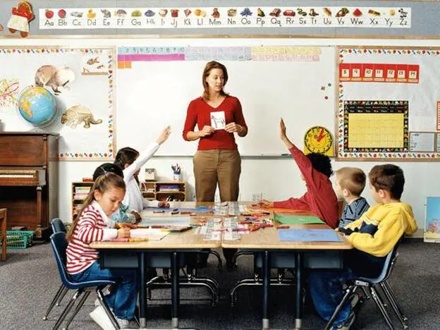 Profesora enseñando a niños/GETTY