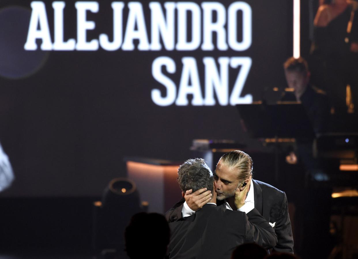 Alejandro Fernández besa a Alejandro Sanz