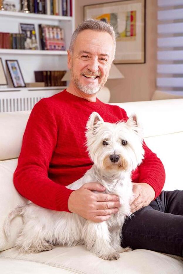 Carlos Hipólito posa con su perrita, Trudi./m. vaquero.