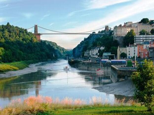 Río Avon con el puente colgante, Bristol, Reino Unido.
