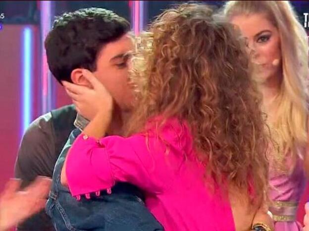 El beso de Amaia a Alfred en directo en la gala 5 de 'OT'./twitter.