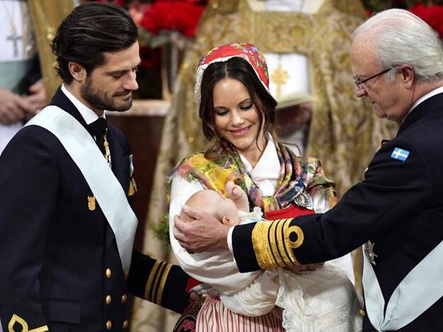 Carlos Felipe y Sofía de Suecia durante el bautizo de Gabriel./gtres