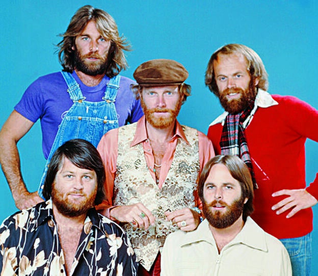 Dennis Wilson (arriba a la izquierda) integrante del grupo 'Beach Boys'