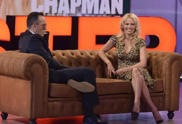 Pamela Anderson en el sofá de 'Chester', junto a Risto Mejide.