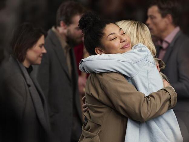 Unas amigas, abrazándose./getty