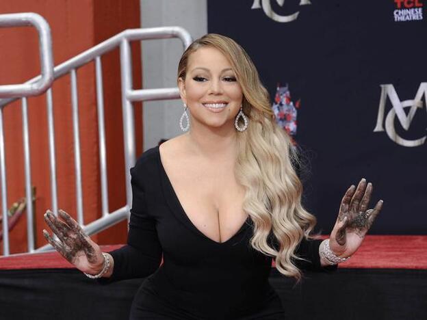 Mariah carey después de dejar la marca de sus manos en el cemento en Los Ángeles./gters