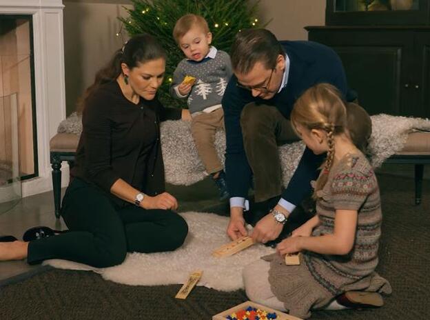 Victoria de Suecia junto a su marido y sus dos hijos, en una de la imágenes de la felicitación navideña.