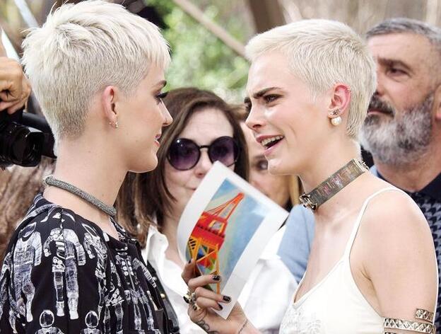 Katy Perry y Cara Delevingne son dos de las famosas que han protagonizado alguno de los cambios de look más arriesgados de 2017./Gtres