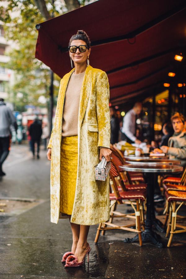 Trucos para que tus looks sean más bonitos: abrigo amarillo