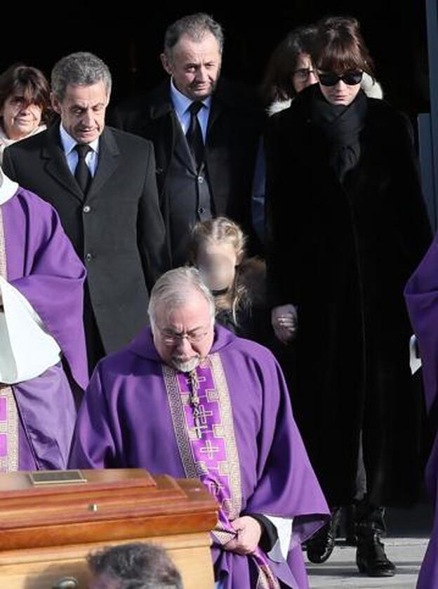 Nicolás Sarkozy junto a su mujer e hija, en el funeral de Andrée Mallah.