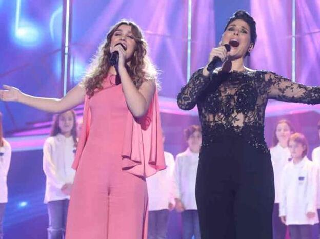 Rosa y Amaia sobre el escenario de 'OT 17' durante el especial de Navidad./twitter.