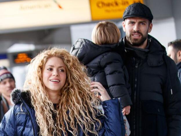 Shakira y Piqué junto a sus dos hijos en el aeropuerto de Nueva York./gtres