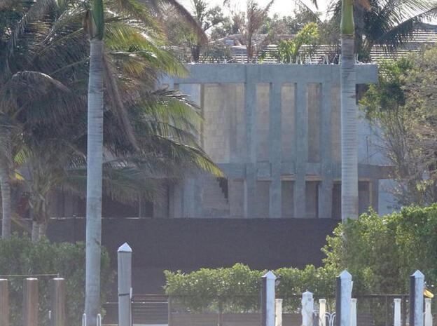 El muro que Enrique Iglesias y Anna Kournikova han construido en su nueva casa en Miami.