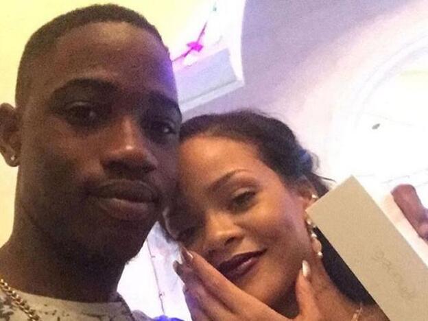 La cantante Rihanna junto a su primo pequeño Tavon Alleyne, en una de las fotos que ha compartido en Instagram./gtres