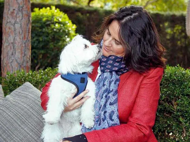 Conchita Martínez posa cómplice con su mascota.