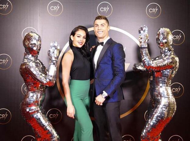 Cristiano Ronaldo junto a Georgina en su gala de homenaje./instagram