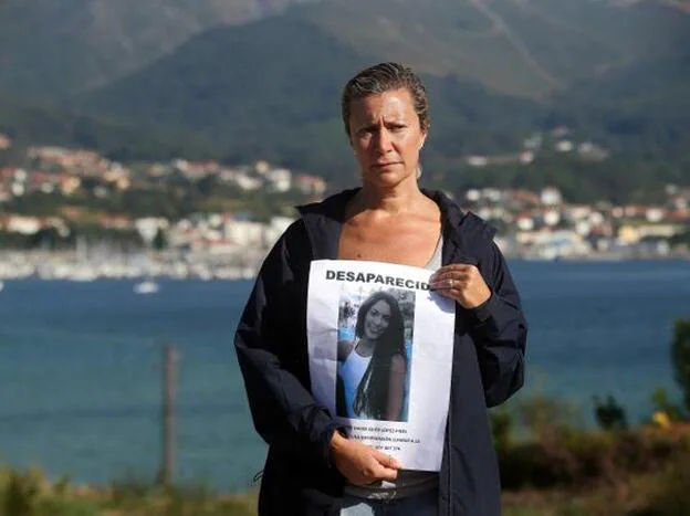 La madre de Diana Quer junto al cartel de su desaparición en agosto de 2016./GTRES