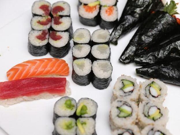 Piezas de sushi con algas nori./getty