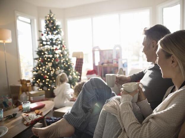 Una familia celebrando la Navidad./getty