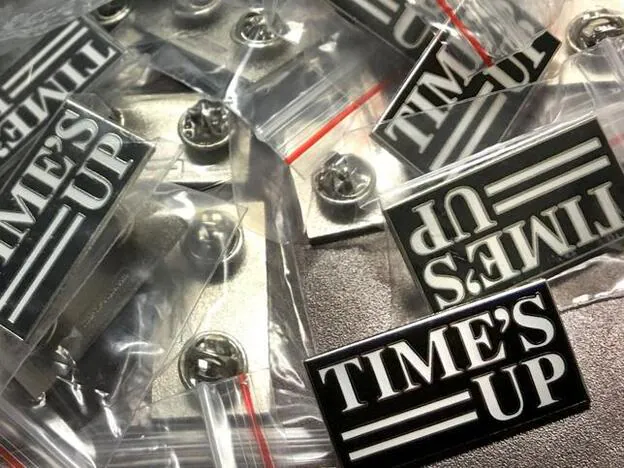 Estos son los pins con el lema Time's Up diseñados para los Globos de Oro 2018 por Arianne Phillips a petición de Reese Witherspoon./Twitter.