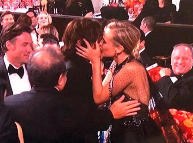 El beso con el que Diane Kruger confirma su relación con Norman Reedus en los Globos de Oro 2018./twitter.